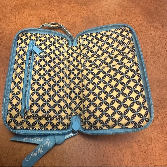 Vera Bradley Light Blue Floral Wrislet with Phone Pouch & Clear ID Pouch - Picture 6 of 7